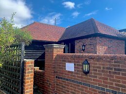 Stunning Estate Sleeps 22 Private Parking & Garden