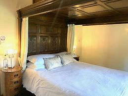 Stunning Estate Sleeps 22 Private Parking & Garden