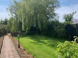Stunning Estate Sleeps 22 Private Parking & Garden