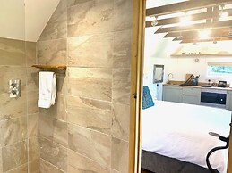Stunning Estate Sleeps 22 Private Parking & Garden