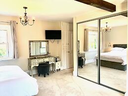 Stunning Estate Sleeps 22 Private Parking & Garden