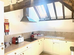 Stunning Estate Sleeps 22 Private Parking & Garden