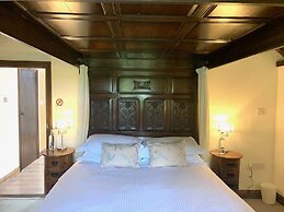 Stunning Estate Sleeps 22 Private Parking & Garden