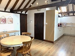 Stunning Estate Sleeps 22 Private Parking & Garden