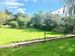 Stunning Estate Sleeps 22 Private Parking & Garden