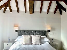 Stunning Estate Sleeps 22 Private Parking & Garden