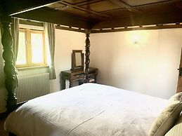 Stunning Estate Sleeps 22 Private Parking & Garden