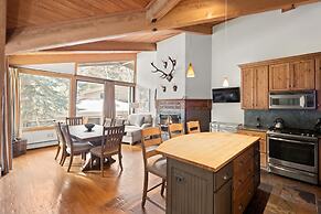 Deluxe 2 Bedroom Apartments at Resort with Outdoor Pool & Hot Tub