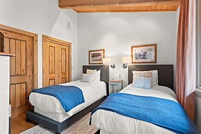 Deluxe 2 Bedroom Apartments at Resort with Outdoor Pool & Hot Tub