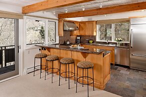 Deluxe 2 Bedroom Apartments at Resort with Outdoor Pool & Hot Tub