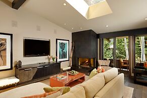 Deluxe 2 Bedroom Apartments at Resort with Outdoor Pool & Hot Tub