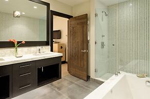 Deluxe 2 Bedroom Apartments at Resort with Outdoor Pool & Hot Tub