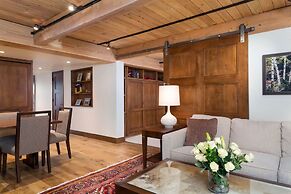 Deluxe 2 Bedroom Apartments at Resort with Outdoor Pool & Hot Tub