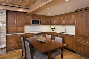 Deluxe 2 Bedroom Apartments at Resort with Outdoor Pool & Hot Tub