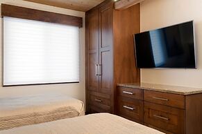 Deluxe 2 Bedroom Apartments at Resort with Outdoor Pool & Hot Tub