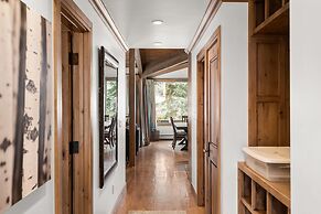 Deluxe 2 Bedroom Apartments at Resort with Outdoor Pool & Hot Tub