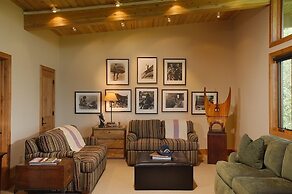 Deluxe 2 Bedroom Apartments at Resort with Outdoor Pool & Hot Tub