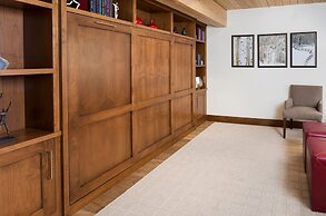 Deluxe 2 Bedroom Apartments at Resort with Outdoor Pool & Hot Tub