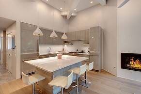 Deluxe 2 Bedroom Apartments at Resort with Outdoor Pool & Hot Tub