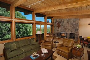 Deluxe 2 Bedroom Apartments at Resort with Outdoor Pool & Hot Tub