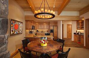 Deluxe 2 Bedroom Apartments at Resort with Outdoor Pool & Hot Tub