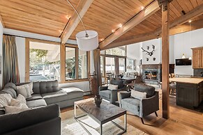 Deluxe 2 Bedroom Apartments at Resort with Outdoor Pool & Hot Tub