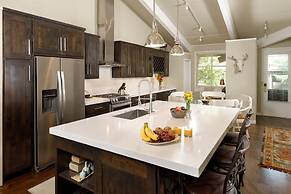 Comfortable & Modern 2 Bedroom Apartments - Right on the Slopes!