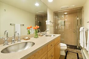 Comfortable & Modern 2 Bedroom Apartments - Right on the Slopes!