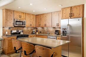 Comfortable & Modern 2 Bedroom Apartments - Right on the Slopes!