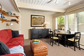 Comfortable & Modern 2 Bedroom Apartments - Right on the Slopes!