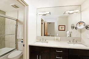 Comfortable & Modern 2 Bedroom Apartments - Right on the Slopes!