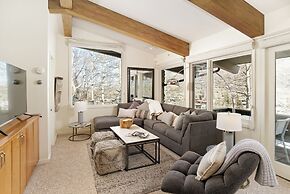 Two Bedroom Apartments with One of a Kind Location on Slopes of Aspen 