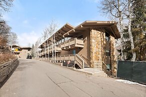 Two Bedroom Apartments with One of a Kind Location on Slopes of Aspen 