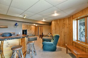 Cheif Lake Lodge 4 Bedroom Home by Redawning