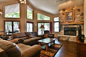Cheif Lake Lodge 4 Bedroom Home by RedAwning