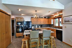 Cheif Lake Lodge 4 Bedroom Home by RedAwning