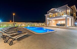 Nice Home in Dubrava kod Sibenika With Outdoor Swimming Pool, Wifi and