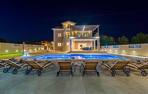 Nice Home in Dubrava kod Sibenika With Outdoor Swimming Pool, Wifi and