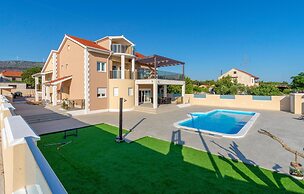 Nice Home in Dubrava kod Sibenika With Outdoor Swimming Pool, Wifi and