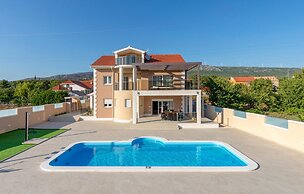 Nice Home in Dubrava kod Sibenika With Outdoor Swimming Pool, Wifi and