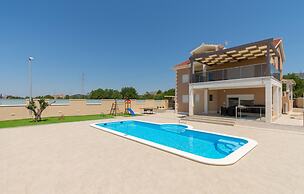 Nice Home in Dubrava kod Sibenika With Outdoor Swimming Pool, Wifi and