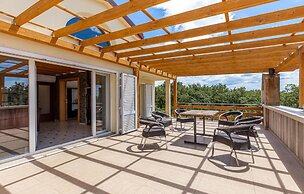 Stunning Home in Smrika With Wifi and 3 Bedrooms