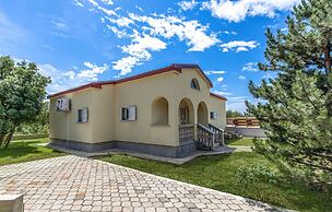 Stunning Home in Smrika With Wifi and 3 Bedrooms