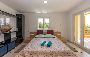Stunning Home in Smrika With Wifi and 3 Bedrooms