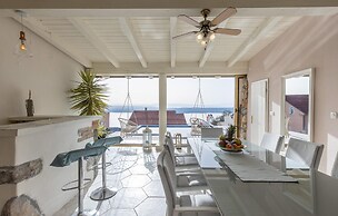 Amazing Home in Dramalj With Wifi, 2 Bedrooms and Outdoor Swimming Poo