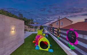 Amazing Home in Dramalj With Wifi, 2 Bedrooms and Outdoor Swimming Poo