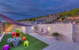 Amazing Home in Dramalj With Wifi, 2 Bedrooms and Outdoor Swimming Poo