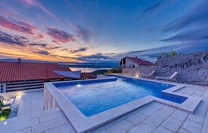 Amazing Home in Dramalj With Wifi, 2 Bedrooms and Outdoor Swimming Poo