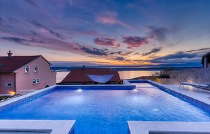 Amazing Home in Dramalj With Wifi, 2 Bedrooms and Outdoor Swimming Poo