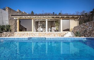 Amazing Home in Dramalj With Wifi, 2 Bedrooms and Outdoor Swimming Poo